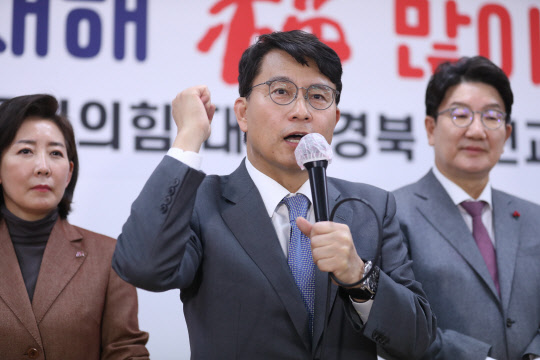 지난 1월2일 오후 국민의힘 대구시당에서 열린 2023년 국민의힘 대구·경북 신년교례회에서 윤상현(가운데) 의원이 당원들에게 인사하고 있다. 왼쪽은 나경원 저출산·고령사회위원회 부위원장, 오른쪽은 권성동 전 원내대표.<연합뉴스>